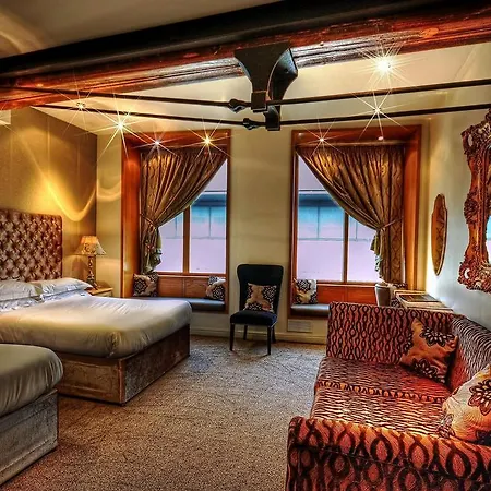 Отель Signature Living