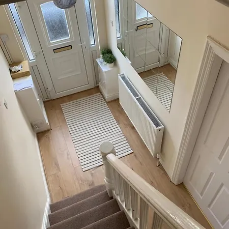 Large House Near Anfield & Town Aparthotel