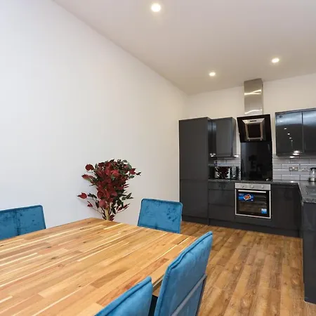 Concert Square By Happy Days Apartment