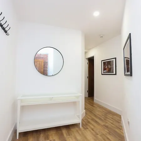 Apartment Concert Square By Happy Days *