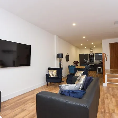 Apartment Concert Square By Happy Days