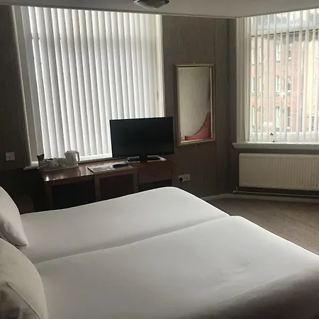 The Sir Thomas 3*