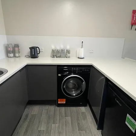 Aparthotel Mays - 102 Mill Street, Free Parking, 2 Minute Walk To Baltic Market And Centre - Sleep 1-10 Guests