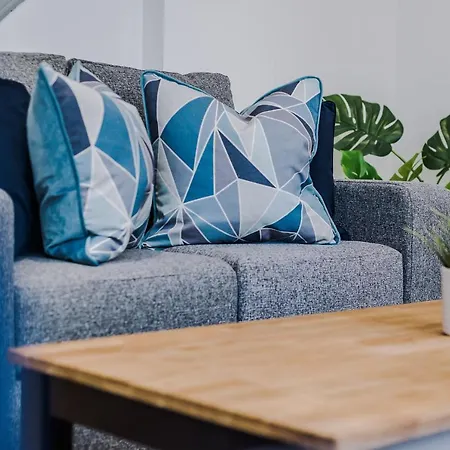 Host & - The Roscoe Coach House *