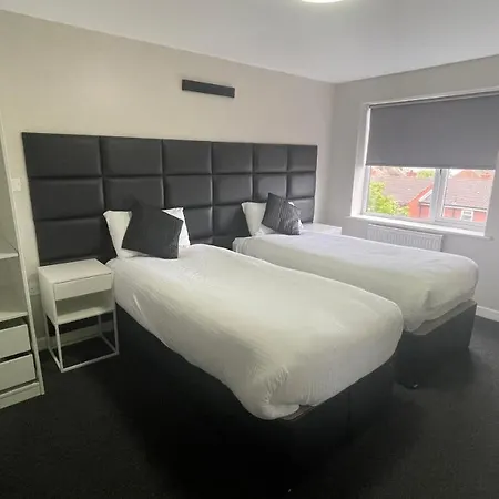 Aparthotel Mays - 102 Mill Street, Free Parking, 2 Minute Walk To Baltic Market And Centre - Sleep 1-10 Guests
