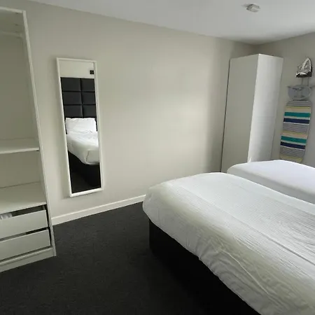 Mays - 102 Mill Street, Free Parking, 2 Minute Walk To Baltic Market And Centre - Sleep 1-10 Guests Aparthotel