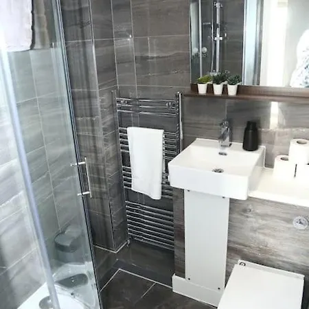 Kensington Luxury Living Apartment
