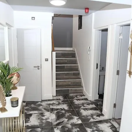 Kensington Luxury Living Apartment