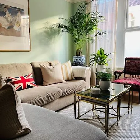2025 Award Winner Strawberry House - 3 Bedrooms Liverpool