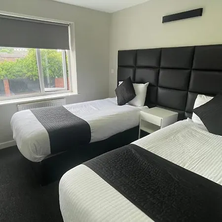 Hosted By Ryan - 2 Bedroom *