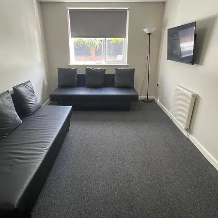 Hosted By Ryan - 2 Bedroom Appartement