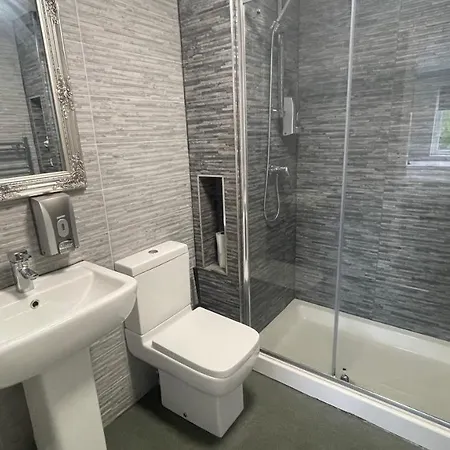 Hosted By Ryan - 2 Bedroom Liverpool