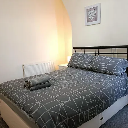 Bright, Comfortable Home, Convenient For Centre
