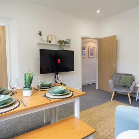Holiday home Air Host & - Cedar House - 3br With Parking Liverpool