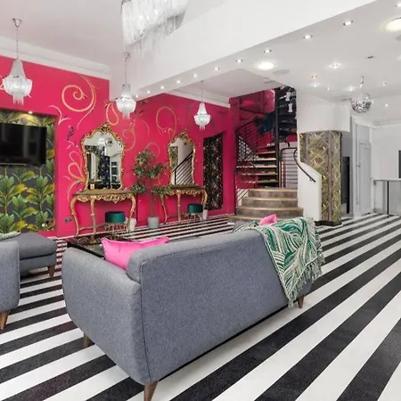 Luxury Mirror Party Pad With 4 Bedrooms! Holiday home