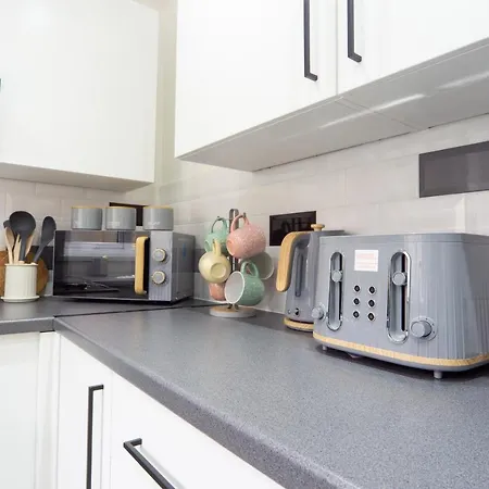 Holiday home Air Host & - Cedar House - 3br With Parking Liverpool