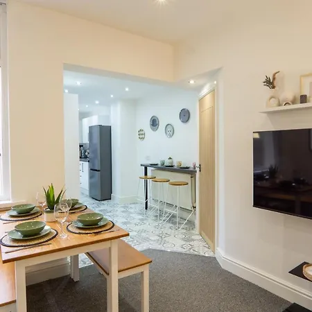 Air Host & - Cedar House - 3br With Parking Holiday home Liverpool