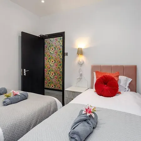 Luxury Mirror Party Pad With 4 Bedrooms! Holiday home *
