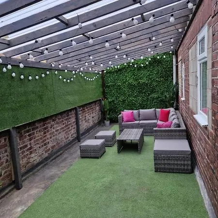 Luxury Mirror Party Pad With 4 Bedrooms! Holiday home Liverpool
