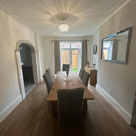 Holiday home Watford Road House *