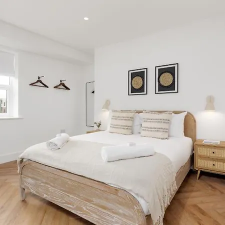 40 Renshaw Apartment *
