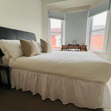 2025 Award Winner Strawberry House - 3 Bedrooms *