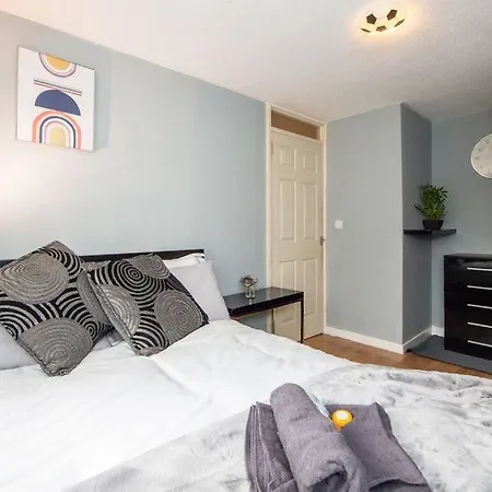 *superb Location* Large 4 Bedroom Centre Appartement *