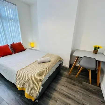 Modern Hangout House Near Lfc, 3 Bedroom With Pool Table