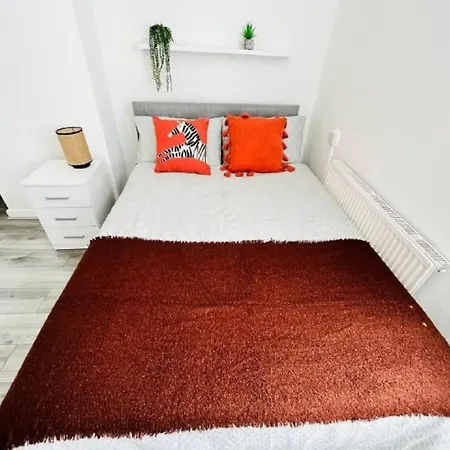 Modern Hangout House Near Lfc, 3 Bedroom With Pool Table Holiday home *