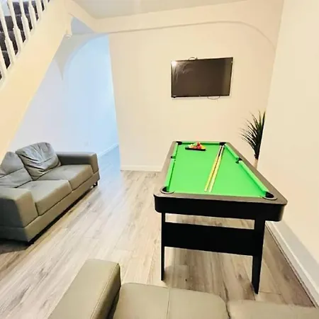 Modern Hangout House Near Lfc, 3 Bedroom With Pool Table Liverpool