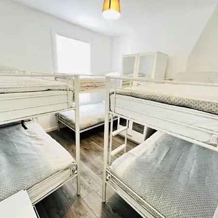 Holiday home Modern Hangout House Near Lfc, 3 Bedroom With Pool Table