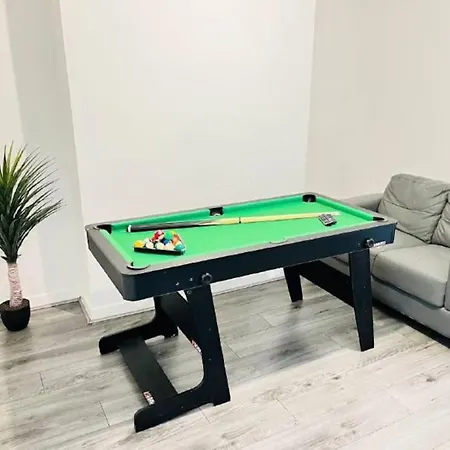 Modern Hangout House Near Lfc, 3 Bedroom With Pool Table