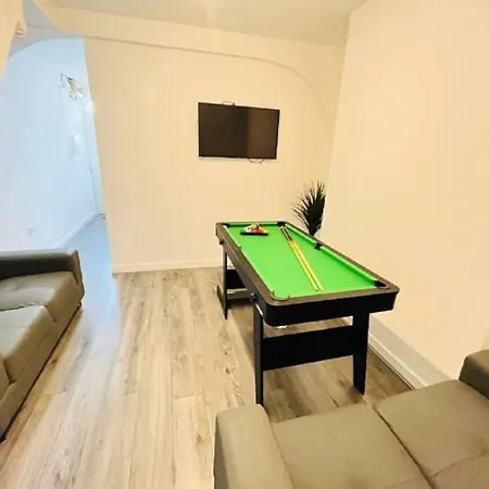 Modern Hangout House Near Lfc, 3 Bedroom With Pool Table *