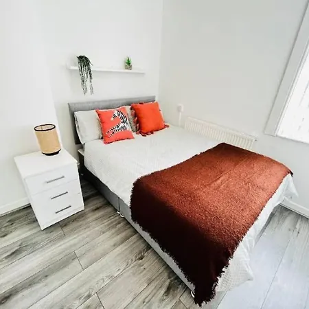 Modern Hangout House Near Lfc, 3 Bedroom With Pool Table *