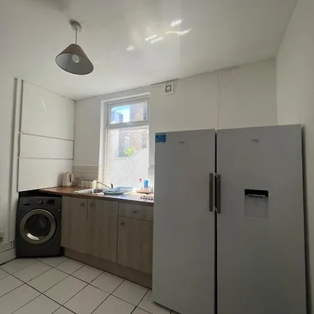 Holiday home Large 3 Bed - 10 Mins To Centre *