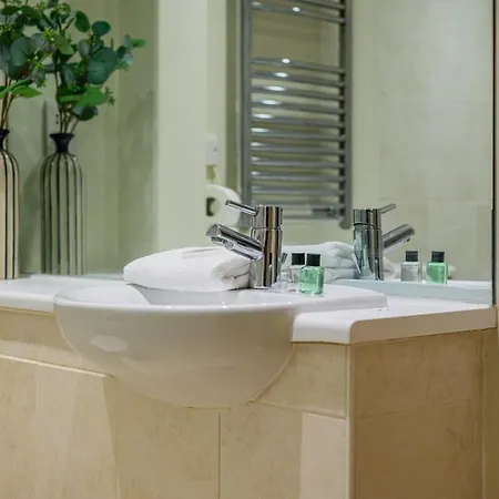 Host & - Queen Square Apartment *