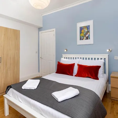 Air Host & - Rockfield House - Sleeps 8 Holiday home