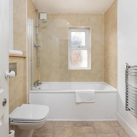 Air Host & - Rockfield House - Sleeps 8 Holiday home *