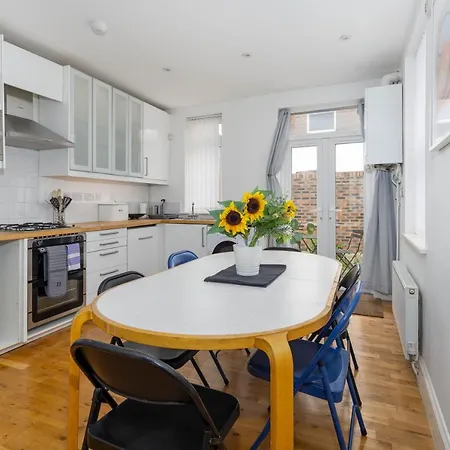 Air Host & - Rockfield House - Sleeps 8 *