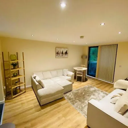 Centre Modern Fits 6 People * Liverpool