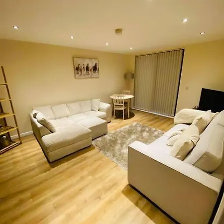 Centre Modern Fits 6 People Apartment Liverpool