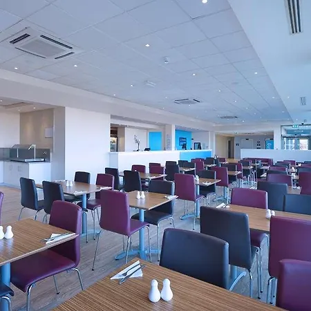 Travelodge John Lennon Airport Отель *