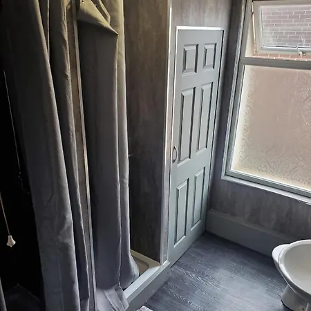 Blessington Road & Lockinn Bar & Restaurant Hostel *