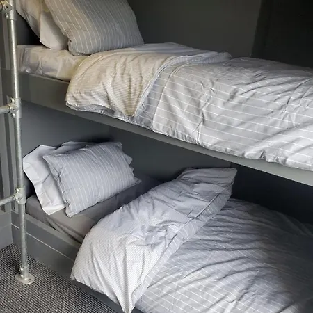 Blessington Road & Lockinn Bar & Restaurant Hostel *