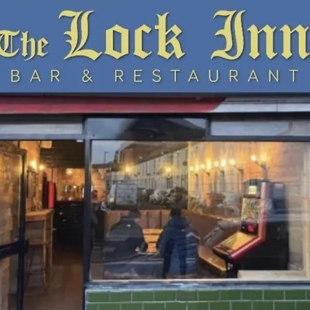 Hostel Blessington Road & Lockinn Bar & Restaurant Liverpool