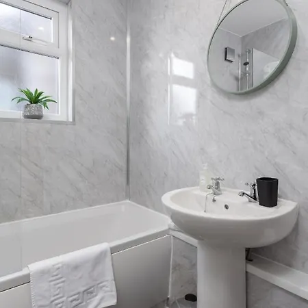 Host - Anfield Gem, Pet-friendly With Garden Liverpool