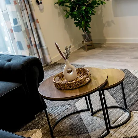 The Salmon - 6 Westminster Park Apartment