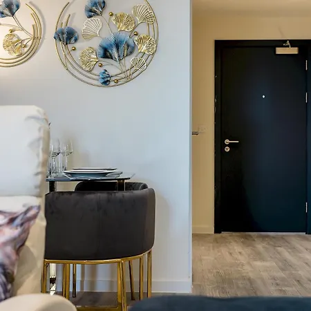 The Salmon - 6 Westminster Park Apartment