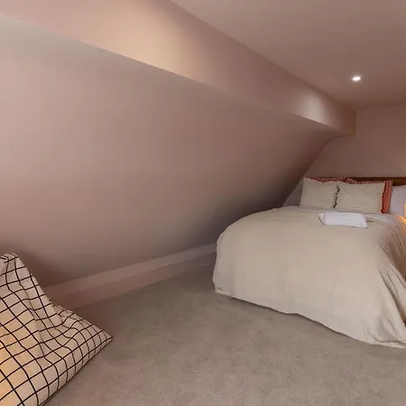Apartment Broughton Place: Contemporary In