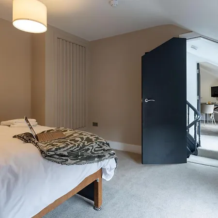 Broughton Place: Contemporary In Apartment *